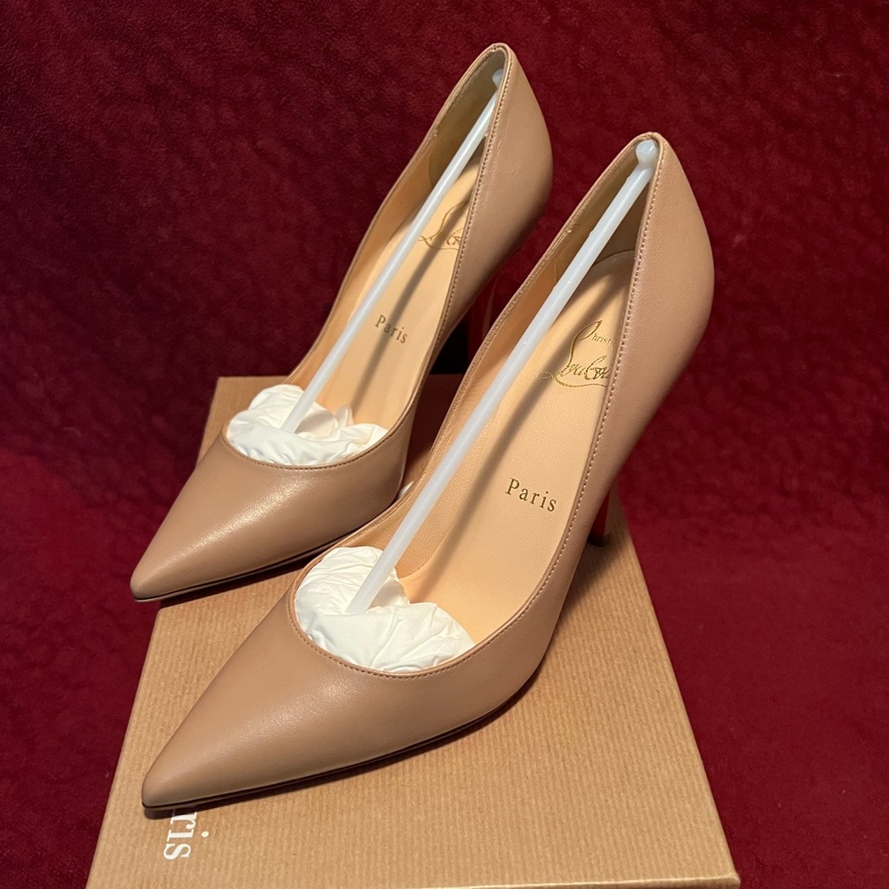 New in box Christian Louboutin Apostrophy nude pump